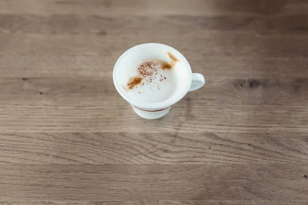 나무 테이블에 우유와 커피의 컵 — 스톡 사진