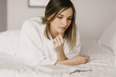 güzel kadını yatakta yatarken ve otel bir kitapta okumuştum bornoz