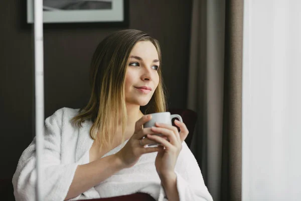 Schöne Frau sitzt im Hotelzimmer — Stockfoto