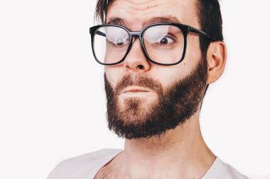 Beyaz t-shirt giyen büyük modern gla dövme ile tıraşsız adam