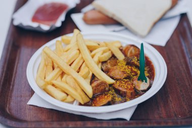 Currywurst tablet açık bir patates kızartması ile