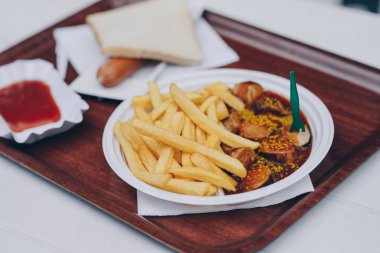 Currywurst tablet açık bir patates kızartması ile