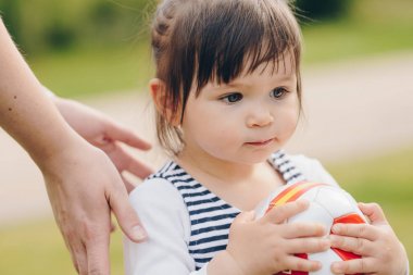 Sevimli kız açık bir topla oynamayı