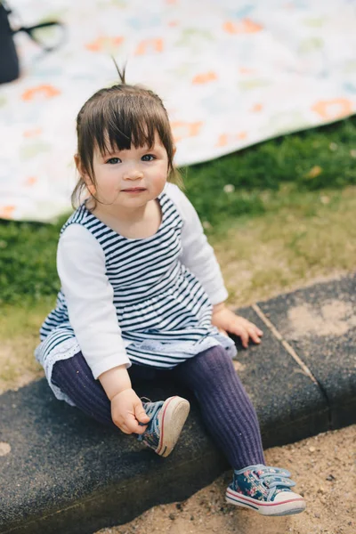 Schattig meisje spelen in zandbak — Stockfoto