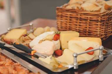 Peynir tabağı çilek ile