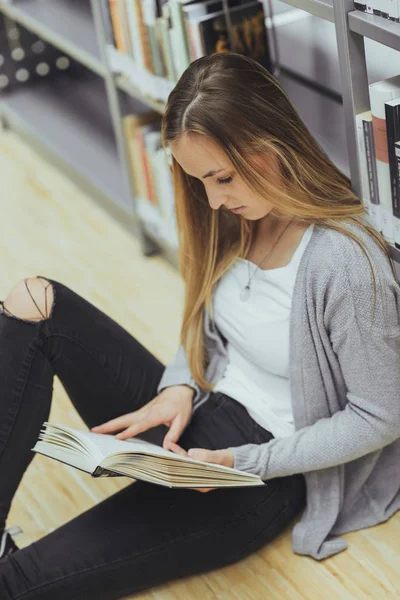 Muito feminino estudante aprendizagem em uma biblioteca do ensino médio — Fotografia de Stock