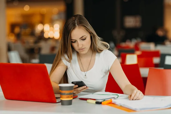 Hübsche Studentin mit Laptop und Kaffee in einer Highschool-Bibliothek — Stockfoto
