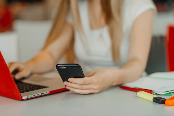 Manos de la mujer escribiendo en el ordenador portátil en la cafetería — Foto de Stock