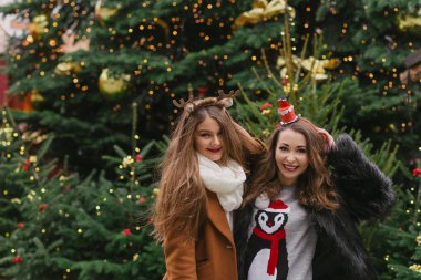 iki kadın en iyi friendshaving eğlenceli Noel ve yeni yıl Aralık