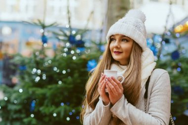 Yeni yıl süslemeleri, beyaz şapkalı güzel kadın 
