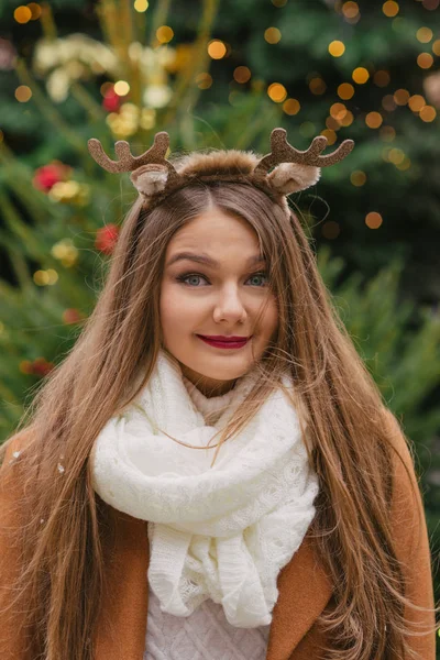 Bella donna in abiti invernali davanti all'albero di Natale — Foto Stock