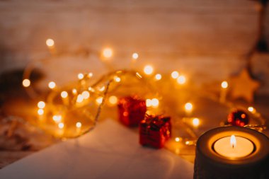 Altın kırmızı bokeh yeni yıl ve Noel süsleri, defocused