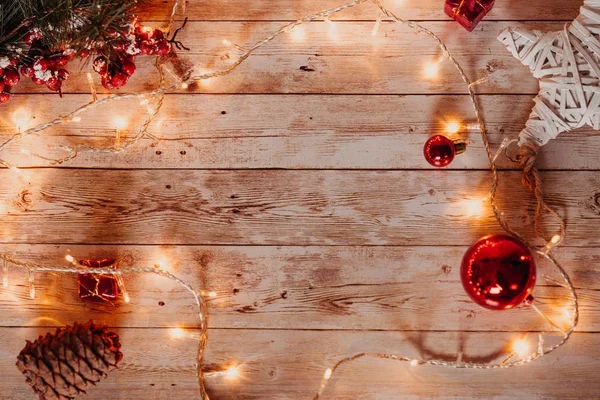 Ovanifrån av jul och nyår dekorationer på trä skrivbord med ljus och utrymme för din text — Stockfoto