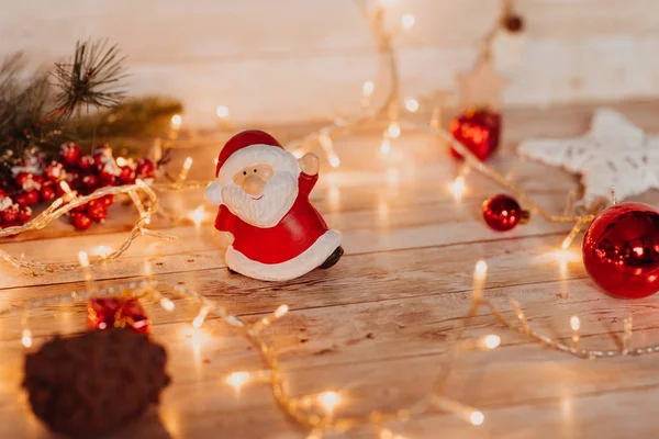 Leksak figur jultomten med jul och nyår dekorationer — Stockfoto
