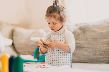 önlük çizim yürümeye başlayan çocuk kız evde parmak çizer