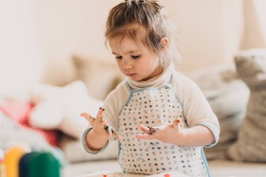 önlük çizim yürümeye başlayan çocuk kız evde parmak çizer