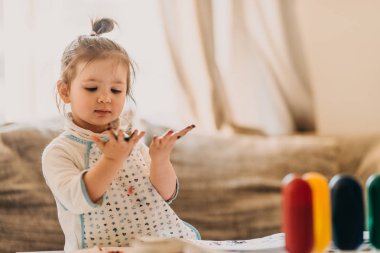 önlük çizim yürümeye başlayan çocuk kız evde parmak çizer