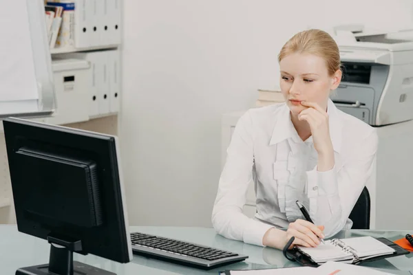 Vacker kvinna i office fungerar vid skrivbord, skriva i planner — Stockfoto