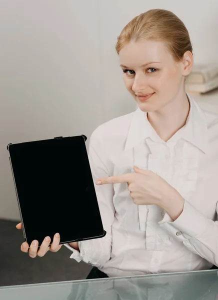 Aantrekkelijke jonge vrouw punten met de vinger op de Tablet PC-scherm — Stockfoto