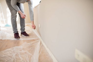 bir adam kapak folyo duvar resmi sonra soyulmuş. 