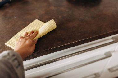 kadın el kahverengi mutfak sarı bir bez ile silinerek yakın çekim