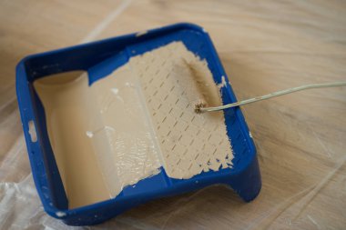 Boyama tepsi, fırçalar, renk kapalı yerde 