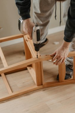 işçi vida ellerini sandalye elektronik tornavida ile kapatın.