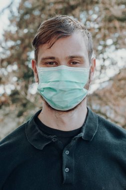 Kirlenmeyi önlemek için maske takan ve eldiven takan bir adam.