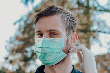 Kirlenmeyi önlemek için maske takan ve eldiven takan bir adam.
