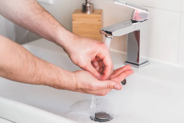 Lavagem Das Mãos Com Sabão Banheiro Para Evitar Contaminar Close — Fotografia de Stock