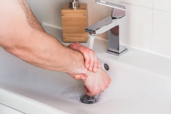 Lavagem Das Mãos Com Sabão Banheiro Para Evitar Contaminar Close — Fotografia de Stock