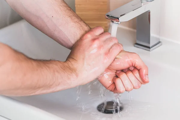 Mycie Rąk Mydłem Łazience Aby Zapobiec Zanieczyszczeniu Zbliżenie — Zdjęcie stockowe