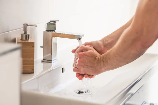 Lavarse Las Manos Con Jabón Baño Para Evitar Contaminar Cerrar — Foto de Stock