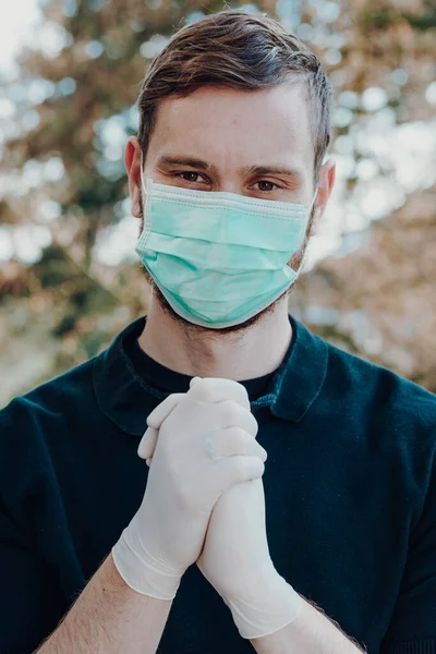 Mężczyzna Masce Rękawiczkach Zapobiegania Skażeniu Zbliżenie Zewnątrz — Zdjęcie stockowe