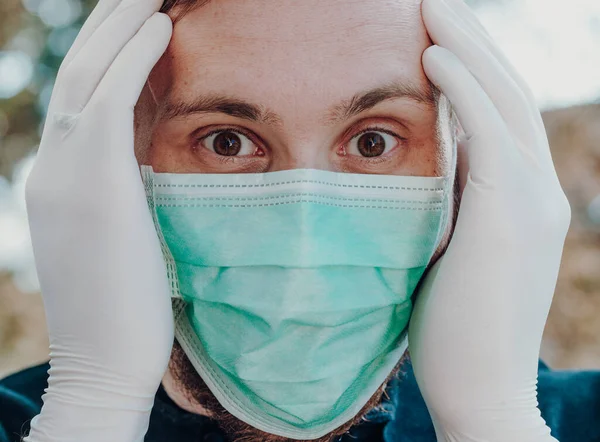 Hombre Que Usa Mascarilla Guantes Para Prevenir Contaminación Cerca Aire —  Fotos de Stock