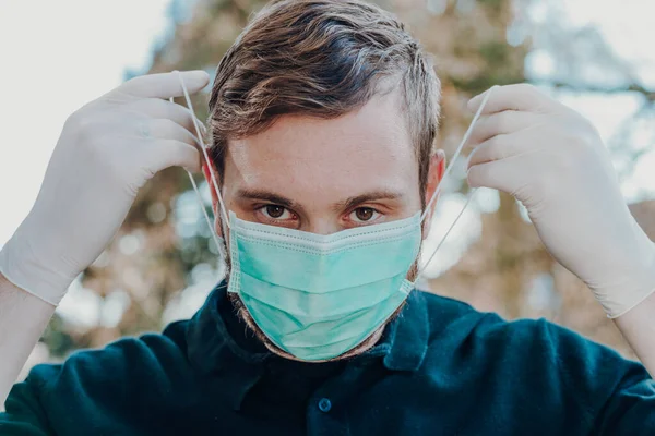 Homem Vestindo Máscara Facial Luvas Para Prevenção Contaminação Close Livre — Fotografia de Stock