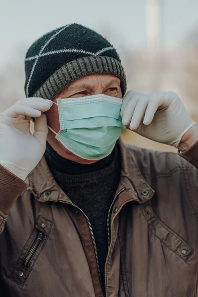 Літній Чоловік Масці Обличчя Запобігання Інфекції Відкритому Повітрі — стокове фото