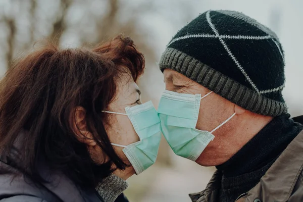 Para Dwóch Seniorów Całuje Się Przez Maski Twarzy Zewnątrz — Zdjęcie stockowe