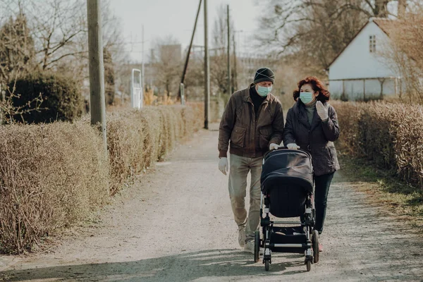 Abuelos Máscaras Faciales Caminando Con Bebé Buggy Durante Cuarentena Aire —  Fotos de Stock