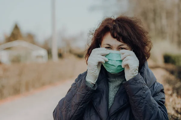 Anziana Donna Che Indossa Maschera Facciale Guanti Prevenzione Delle Infezioni — Foto Stock