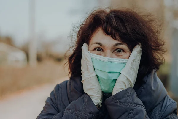 Літня Жінка Масці Обличчя Рукавичках Запобігання Інфекції Відкритому Повітрі — стокове фото