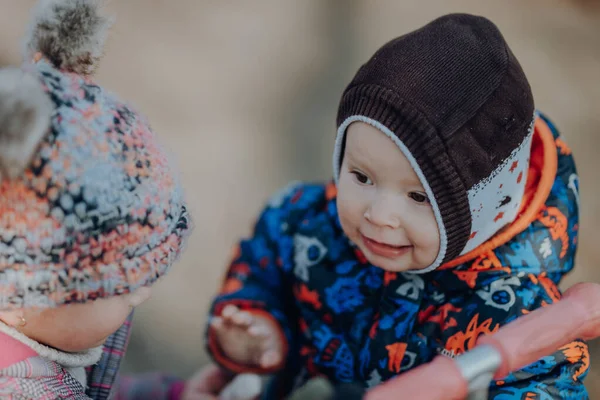 Twee Kleine Kinderen Spelen Speelplaats — Stockfoto