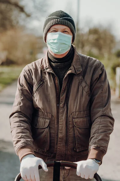 Großvater Mit Gesichtsmaske Und Handschuhen Geht Mit Baby Buggy Freien Stockbild