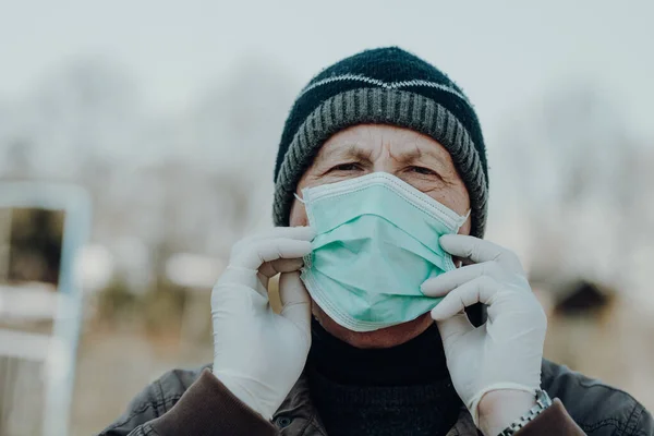 Älterer Mann Mit Gesichtsmaske Zur Vorbeugung Von Infektionen Freien lizenzfreie Stockfotos