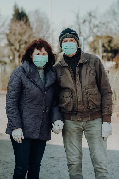 Zwei Senioren Mit Mundschutz Und Handschuhen Gehen Bei Infektionsgefahr Nach Stockbild