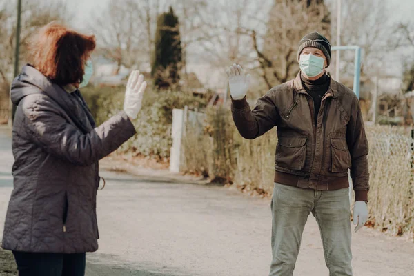 Zwei Senioren Mit Gesichtsmasken Und Handschuhen Winken Beim Termin Freien Stockbild