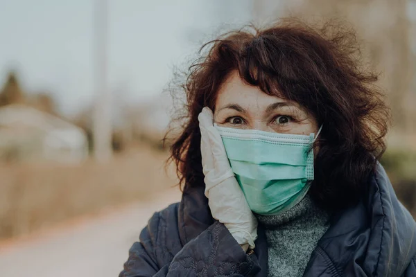 Ältere Frau Mit Gesichtsmaske Und Handschuhen Zur Vorbeugung Von Infektionen Stockbild