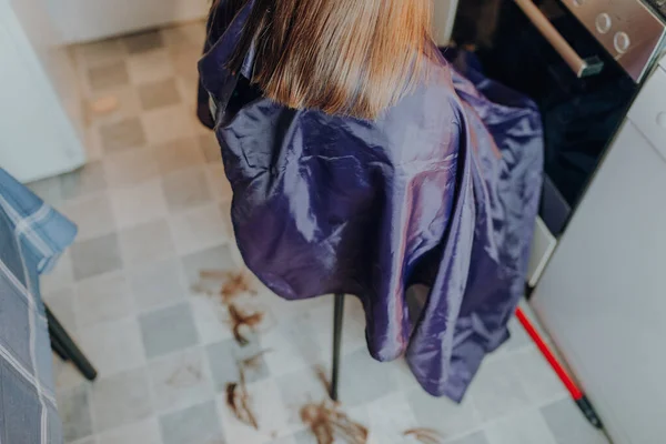 Mature Woman Cuts Hair Young Woman Long Hair Home Because — Stock Photo, Image