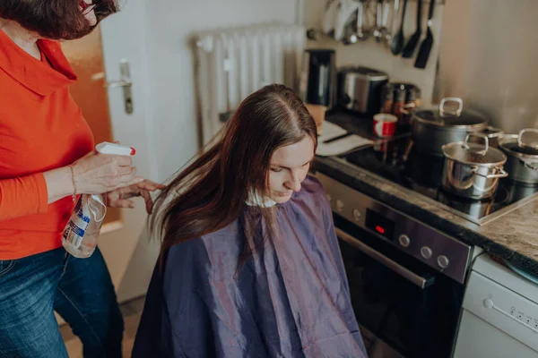 Reife Frau Schneidet Jungen Frau Mit Langen Haaren Hause Haare Stockbild