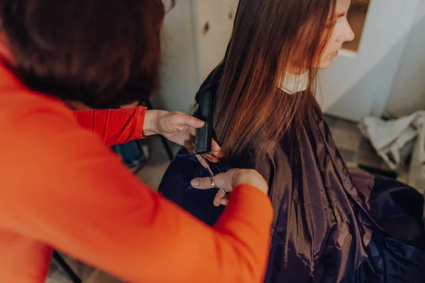 Reife Frau Schneidet Jungen Frau Mit Langen Haaren Hause Haare Stockbild